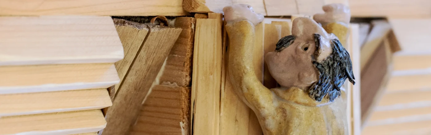 Detalj av träskulptur