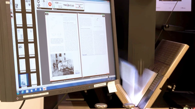 Digitaliseringsrobot som skannar in en bok