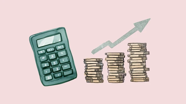 En miniräknare bredvid tre staplar med mynt.