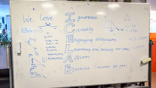 En whiteboardtavla med text på i ett kontor
