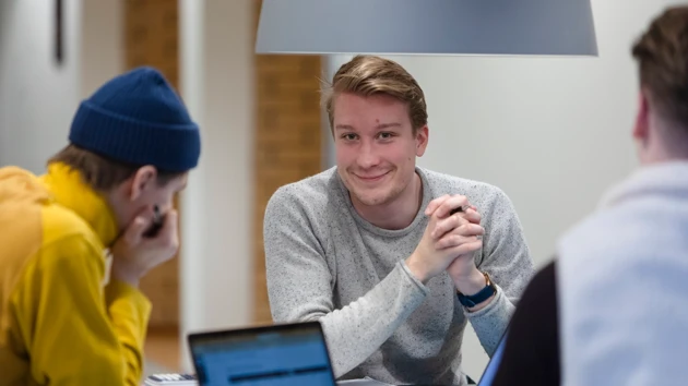 Studenter som grupparbetar i Naturvetarhuset.